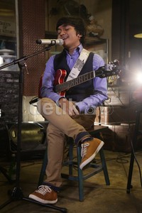 Kembali membawakan lagu cover, 'Thinking Out Loud' milik Ed Sheeran berhasil membuat para penggemar meleleh.