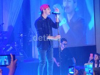 Artis yang akrab disapa Ali itu mengawali konsernya dengan membawakan kembali lagu milik Slank, 'Ku Tak Bisa'.