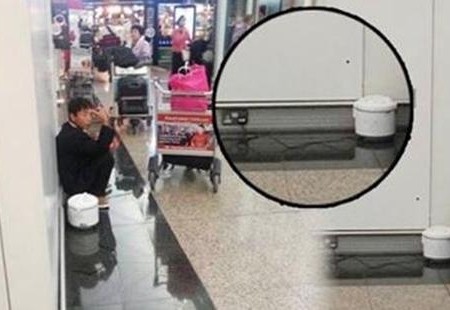 Ketinggalan Pesawat & Tak Punya Uang, Traveler Ini Masak Nasi di Bandara