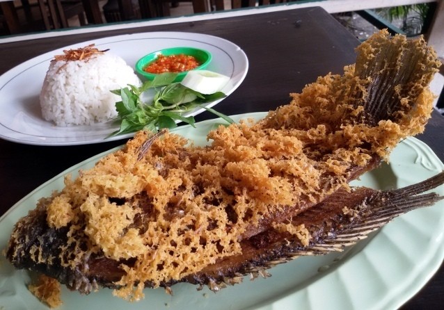 Sedapnya Gurame Goreng Dicocol Sambal Dadak untuk Makan Malam
