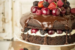 Dulce de Leche, Chocolate Cake dan Fruitcake Disusun Bertingkat