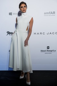 Istri dari mantan pesepakbola David Beckham itu terlihat percaya diri mengenakan dress rancangannya sendiri. Jerome Favre/Getty Images/detikFoto.