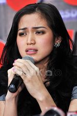 Lekukan Tubuh Aura Kasih, Bella Shofie Pamer Porsche Emas