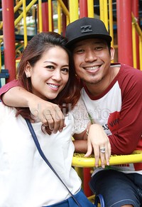 Sembilan tahun menikah, Denny dan istri makin mesra. Pool/Gus Mun/detikFoto.