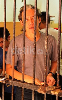 Fariz RM di balik jeruji besi. Pool/Noel/detikFoto.