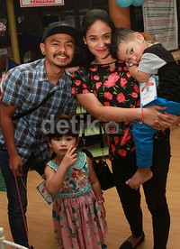 Wendy 'Cagur' bersama istri, Revti Ayu Natasya Ibrahim dan dua anaknya yang imut. Pool/Gus Mun/detikFoto.