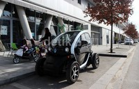 Saat melihat pertama kali, pasti Otolovers tidak menyangka kalau ini merupakan sebuah mobil listrik. Bagaimana tidak, desain unik mobil listrik ini tidak berbentuk mobil.