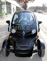 Desain unik jelas terlihat disekujur bodi milik Renault Twizy. Dengan memiliki headlamp bulat, memiliki kaca plastik pintu terbuat dari plastik (karena memang aslinya tidak dilengkapi dengan kaca), bodi mungil dan pelek sporty dipastikan siapa pun akan menoleh untuk melihatnya.