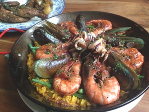 Cuadrilla: Delicioso! Paella, Nasi Kuning Khas Spanyol dengan Topping Aneka Seafood