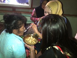 Tetangga Terus Berdatangan ke Rumah Nenek Asyani, Sebagian Menangis Haru