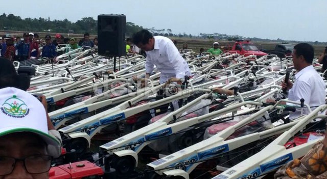 Aneka Alasan Sepele Traktor Belum Sampai ke Tangan Petani
