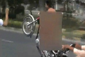 Naik Motor Sambil Bugil di Jalanan, Pemuda Pakistan Ditangkap Polisi