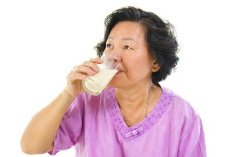 Banyak Minum Susu Tinggi Kalsium Sebabkan Pengapuran Tulang? Ini Faktanya