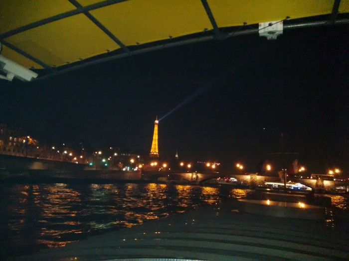 Jangan Iri Ya, Begini Rasanya Naik Kapal Romantis di Paris