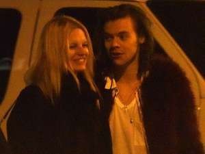 Hiks... Harry Styles One Direction Putus Cinta