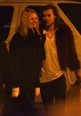 Hiks... Harry Styles One Direction Putus Cinta