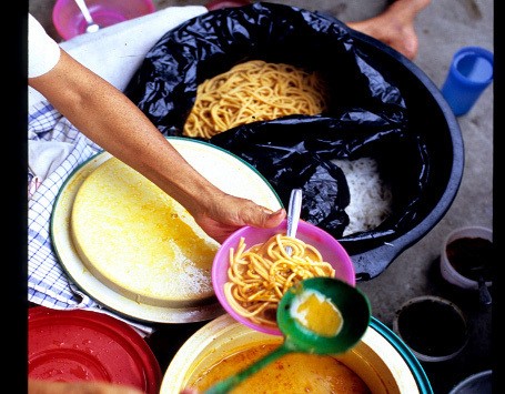 Sekali-Sekali Makan Mie Gomak Kaya Bumbu untuk Makan Siang