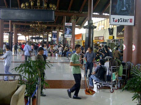 Siap-siap, Warung di Terminal Bandara Bakal Ditertibkan