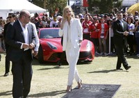 Charlize Theron tampil necis mengenakan setelan jas serba putih rancangan Barbara Bui. REUTERS/Mark Dadswell/detikFoto.