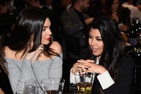 Tak sendiri, Kendall juga hadir bersama kakaknya Kourtney Kardashian. Christopher Polk/Getty Images/detikFoto.
