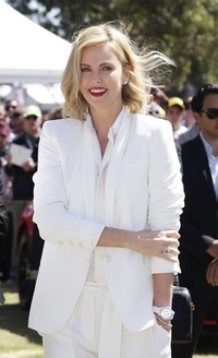 Jadi pusat perhatian, Charlize Theron nampak berseri-seri. Robert Cianflone/Getty Images/detikFoto.