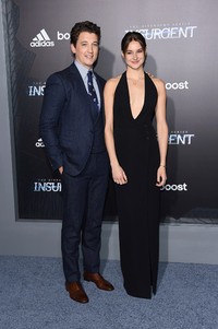 Miles Teller, ikut bergabung bersama Woodley untuk berfoto bersama. Larry Busacca/Getty Images/detikFoto.