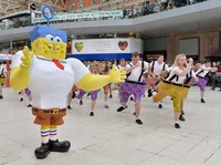 Lucunya, tim Spongebob juga mengenakan celana kotak seperti si tokoh kartun. (Tim P. Whitby/Getty Images for Paramount Pictures UK)