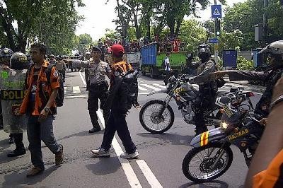 Dua Kelompok Pendemo di Kejati Jatim Ricuh, Jalan A Yani Macet