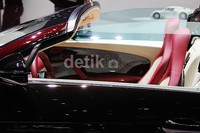 Kabin mobil ini terlihat mewah dan nyaman.