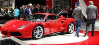 Mobil Ferrari 488 GTB sukses menarik perhatian pengunjung.