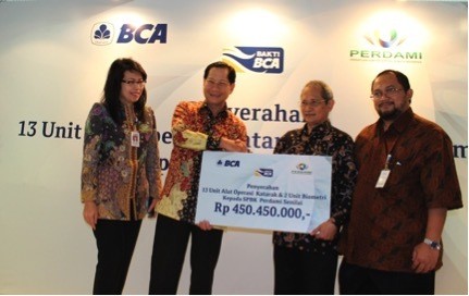 Peduli Katarak, BCA Sumbang Alat Operasi dan Biometri ke SPBK Perdami