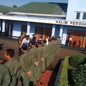 Sebelum ke Indramayu, Jokowi Salami Para Pilot Tim Aerobatic Jupiter