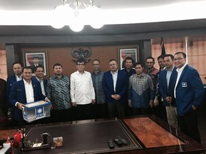 Zulkifli Hasan Resmi Daftarkan Pengurus PAN ke Kemenkum HAM