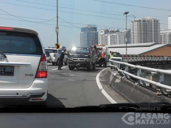Hantam Besi Pembatas Tol Pluit, Mobil Pikap Terguling