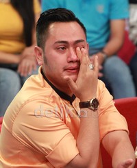 Nassar tak kuasa menahan tangis kala teringat prahara rumah tangganya. Gusmun/detkHOT.