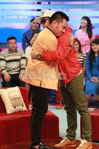 Namun Nassar mulai tenang kala Raffi Ahmad memeluknya. Gusmun/detkHOT.
