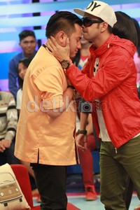 Raffi juga menggoda Nassar dengan hampir mencium kening sang pedangdut. Gusmun/detkHOT.