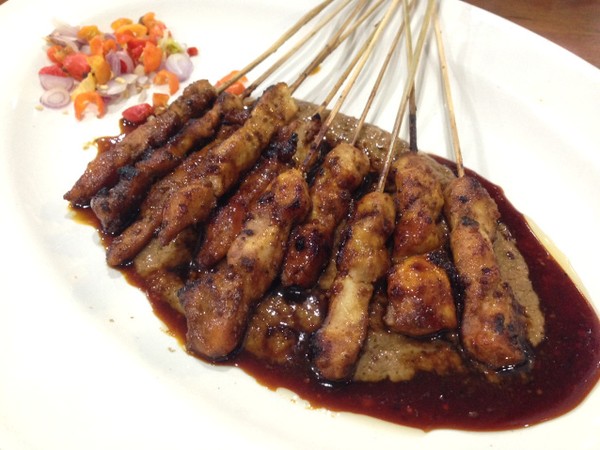 Puas Menyantap Sate Ayam yang Empuk Juicy Berbumbu Kacang dan Cabai Rawit