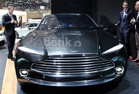 DBX dipamerkan di Geneva Motor Show. Dari sisi luar terlihat seperti mobil terbaru James Bond DB10, namun dengan profil yang lebih tinggi karena memang disiapkan sebagai sebuah crossover.