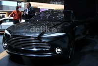 Lampu utamanya sipit dengan grille berlapis-lapis khas Aston Martin.