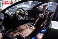 Interior mobil terlihat lebih lapang dari Aston Martin biasanya dan memiliki berbagai fitur yang mewah.