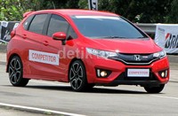 Untuk mendukung jalan kering dan basah, RE003 ini menggunakan kompon berbahan silika. Diklaim, penggunaan kompon terbaru yang lebih berkualitas mampu meningkatkan performa pada lintasan kering maupun basah.