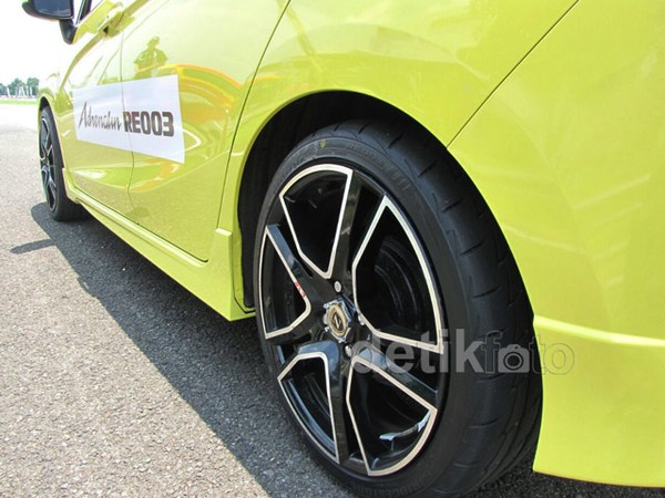 Menjajal Gigitan Ban Sport Bridgestone