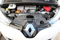 Dalam data Renault Zoe disebutkan memiliki tenaga hingga 87 tenaga kuda dalam keadaan normal, dan bisa mencapai 60 tenaga kuda jika menggunakan Eco Mode. Serta Zoe dikatakan memiliki torsi 220 Nm, hasilnya 0-30 mph bisa diraih hanya dalam 4 detik.