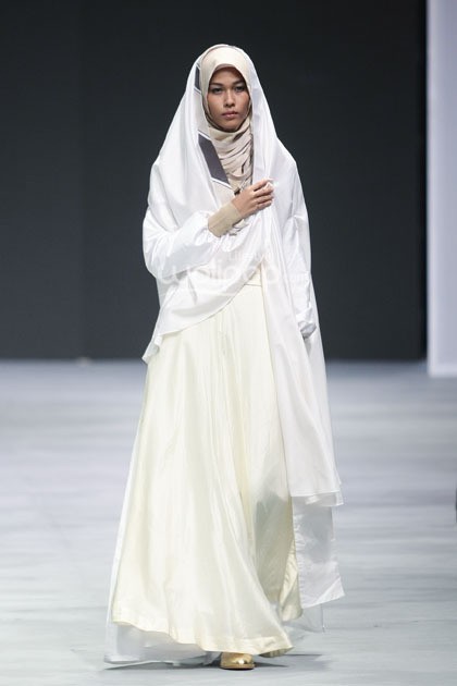 Irna Mutiara With Zelmira Miracle of The Sun. Indonesia Fashion Week 2015 at Jakarta Convention Center. Senayan. Jakarta. [Foto: Mohammad Abduh/Wolipop]