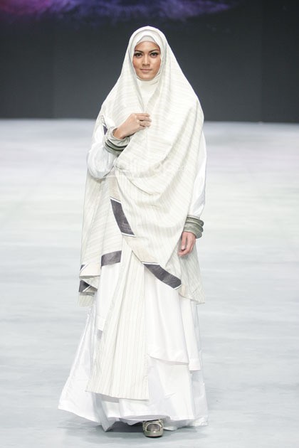 Irna Mutiara With Zelmira Miracle of The Sun. Indonesia Fashion Week 2015 at Jakarta Convention Center. Senayan. Jakarta. [Foto: Mohammad Abduh/Wolipop]