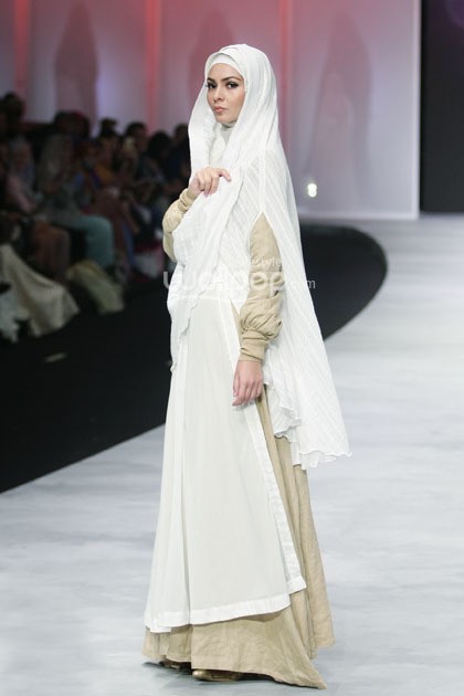 Irna Mutiara With Zelmira Miracle of The Sun. Indonesia Fashion Week 2015 at Jakarta Convention Center. Senayan. Jakarta. [Foto: Mohammad Abduh/Wolipop]