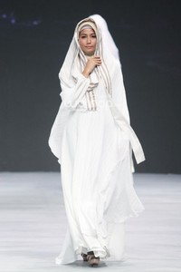 Irna Mutiara With Zelmira Miracle of The Sun. Indonesia Fashion Week 2015 at Jakarta Convention Center. Senayan. Jakarta. [Foto: Mohammad Abduh/Wolipop]