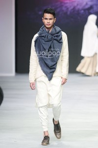 Irna Mutiara With Zelmira Miracle of The Sun. Indonesia Fashion Week 2015 at Jakarta Convention Center. Senayan. Jakarta. [Foto: Mohammad Abduh/Wolipop]