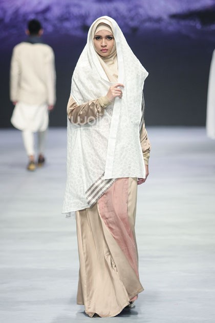 Irna Mutiara With Zelmira Miracle of The Sun. Indonesia Fashion Week 2015 at Jakarta Convention Center. Senayan. Jakarta. [Foto: Mohammad Abduh/Wolipop]